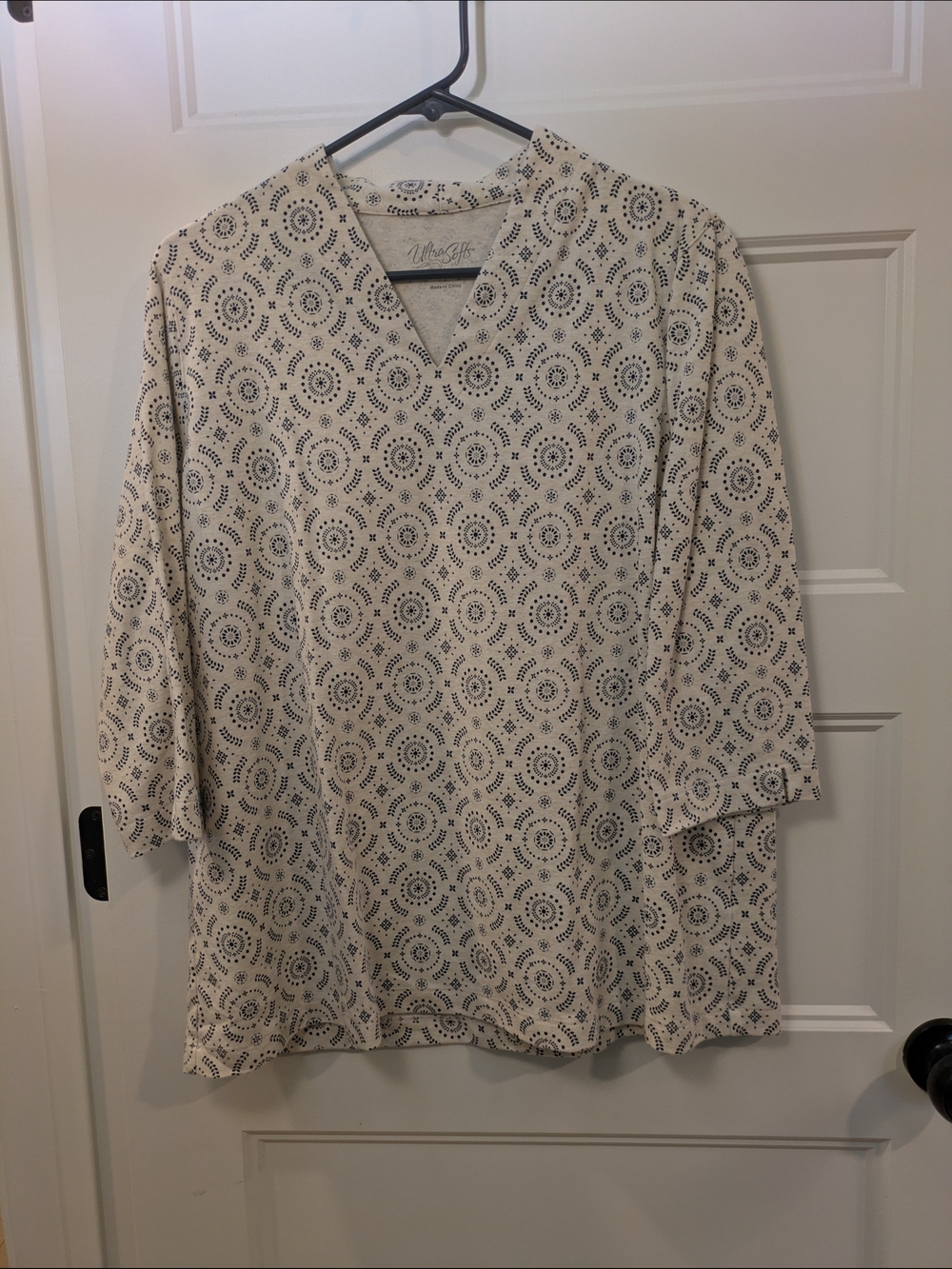 🔴 3/$15 Ultra Softs Cream Patterned V-Neck Shirt